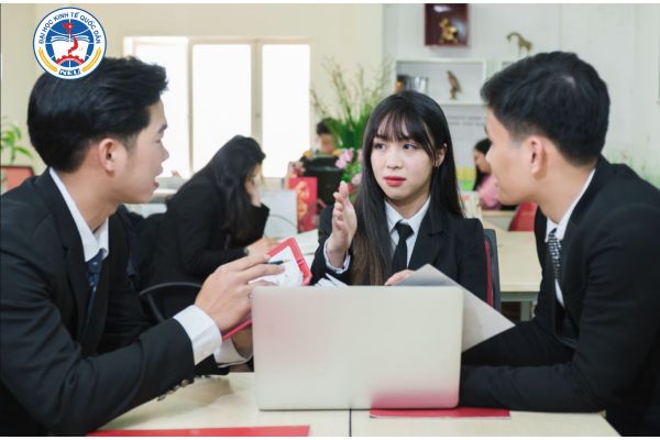 hoc nganh tai chinh ngan hang ra lam gi