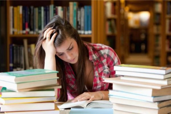 Làm thế nào để giúp con giảm căng thẳng trong kỳ thi cử?